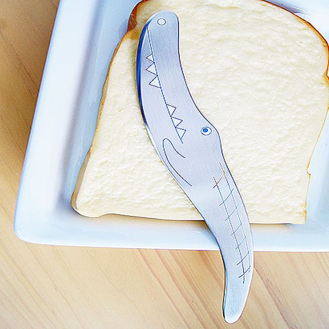 Alligator butter knife is wide and easy to apply_KROWNiA08253