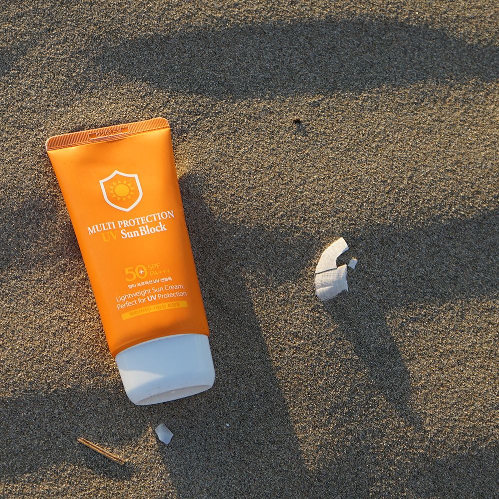 70ml of sunblock sun cream that provides nutrition while gently moisturizing the inside._KROWNcA13044